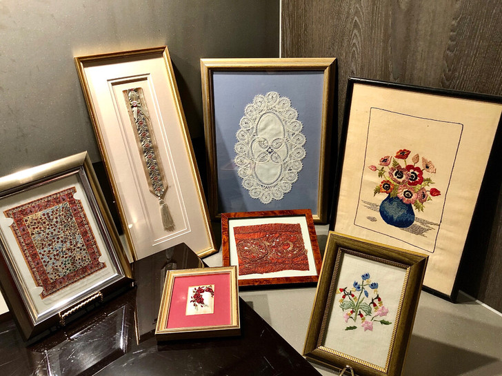 一组多幅丝绢画和刺绣画，来自澳洲和英国。