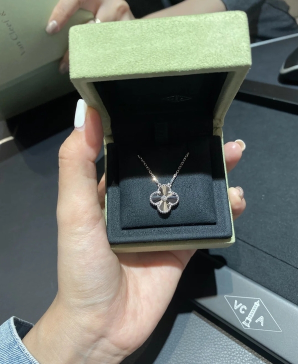 梵克雅宝VCA银色镭射钻石项链2020年圣...