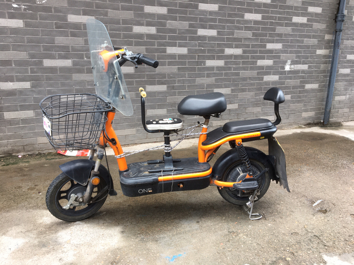 出售国标爱玛电动车，使用2年，加装了挡风玻...