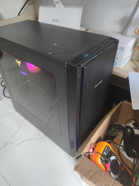 电脑机箱,侧透机箱,亚克力。太占地方,换了...