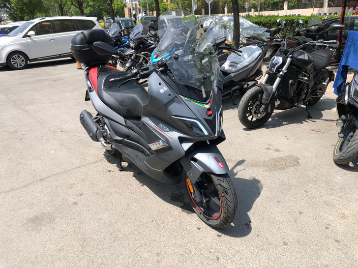 阿普利亚SRMAX250踏板摩托车