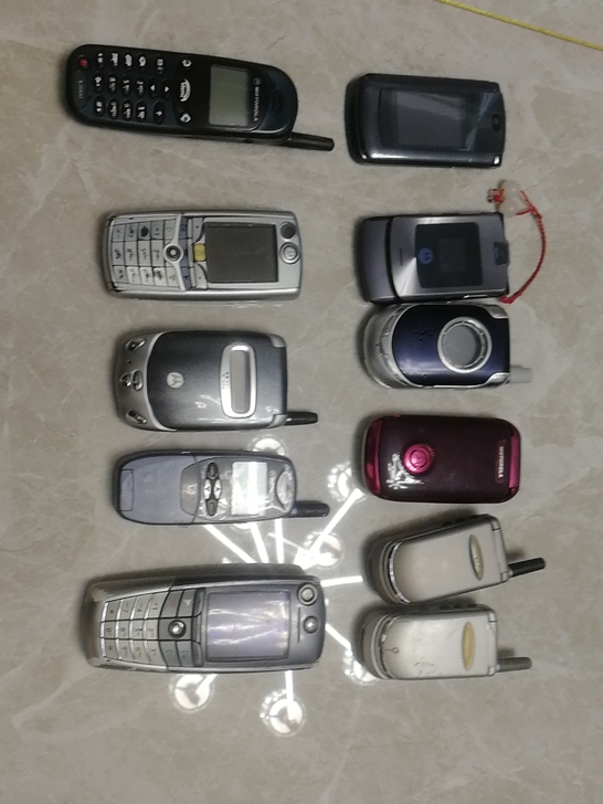 摩托罗拉手机，夹电开机。喜欢的私聊。四个起...