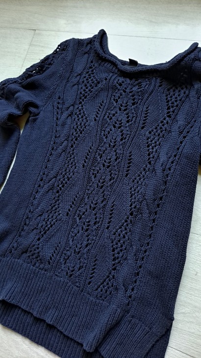 纯棉线的毛衣,藏青色,镂空花纹。