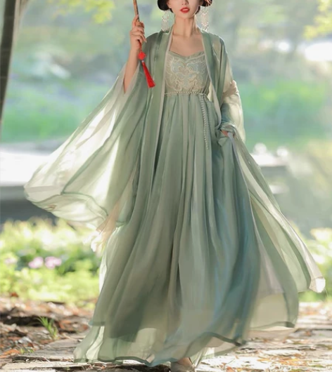 图是淘宝店的图，淘宝上买的，没穿过一次， ...