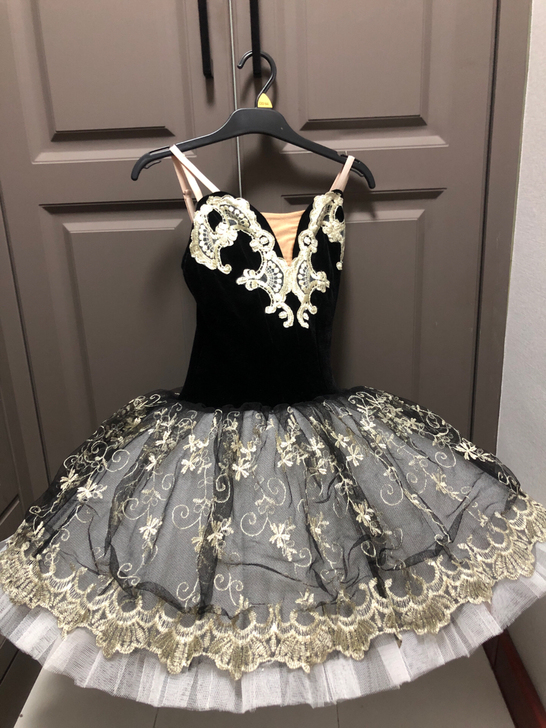 芭蕾演出服，特价150元包邮，只穿一次