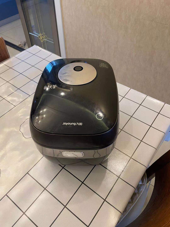 九阳电饭锅，8层新。功能都正常。一千多买的。