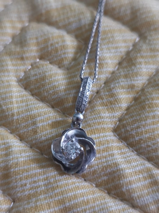 周大生    钻石吊坠