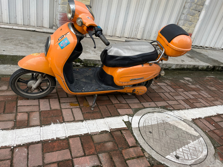 爱玛小黄人电动车48付电池几个月的//可以...