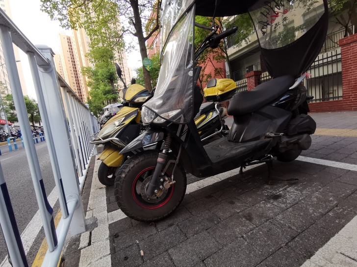 卖家新提汽车，甩卖18年的150踏板摩托车...