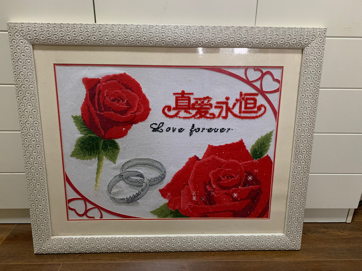刺绣画，玫瑰刺绣，纯手工绣出来的。