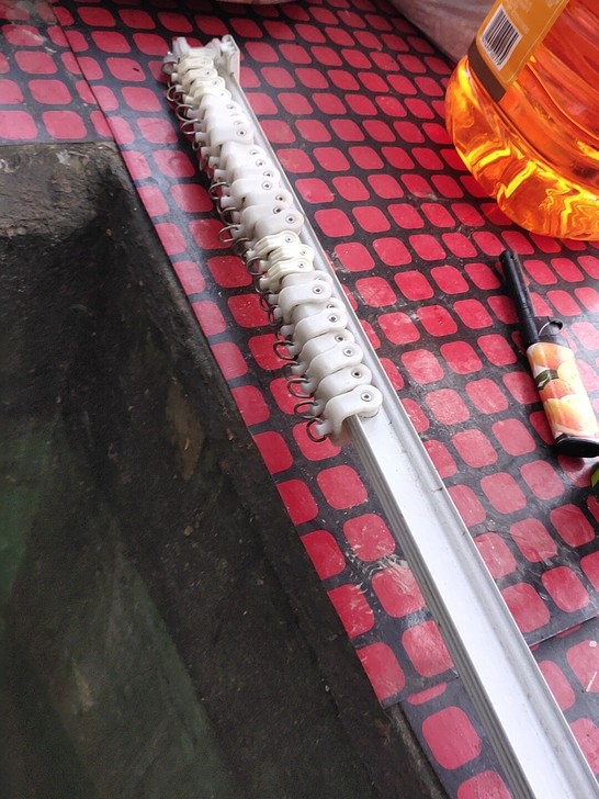 出售窗帘滑道全新未使用过大概2.5米长吧卖...