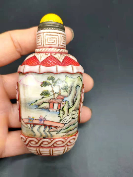 琉璃套料雕刻画珐琅彩山水鼻烟壶