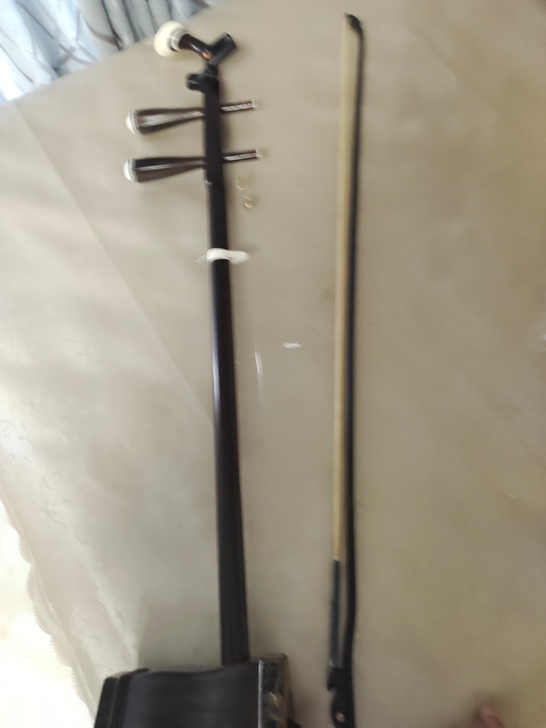 姑苏牌二胡,自学时用过两天,一段时间没学闲...