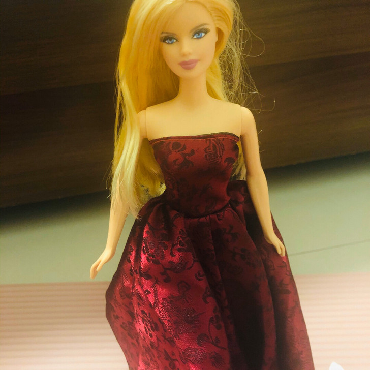 英国小姐芭比裸娃,送身上的裙子。二手物品不...