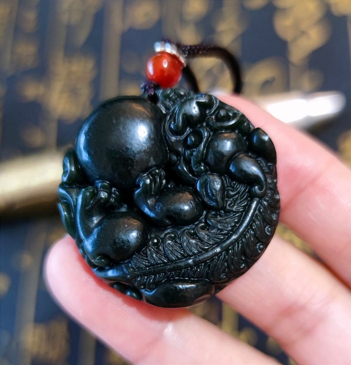 青玉，貔貅抱球，财运风水吊坠招财挂件，玉质...