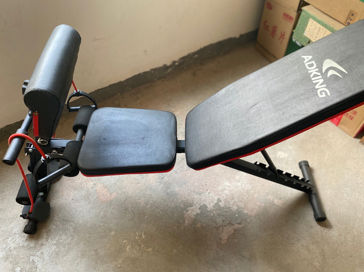 仰卧板，可练腹肌，练臂力，闲置在家，稍有落灰