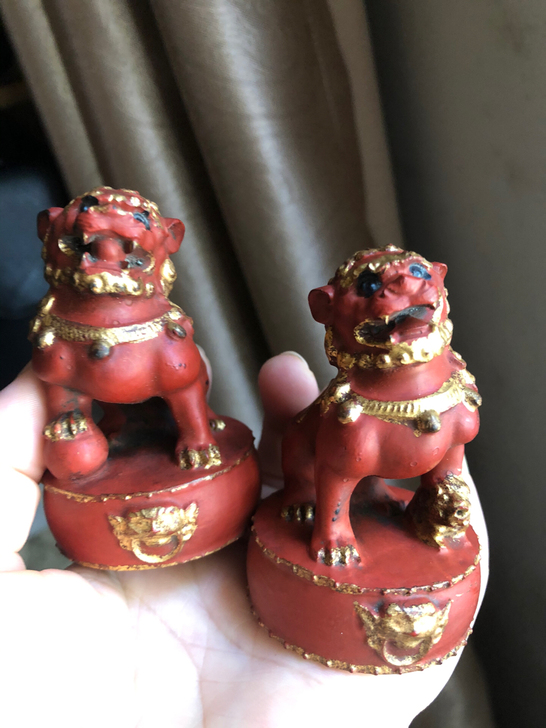 一对漂亮黄杨朱红鎏金小狮子摆件,尺寸如图,...