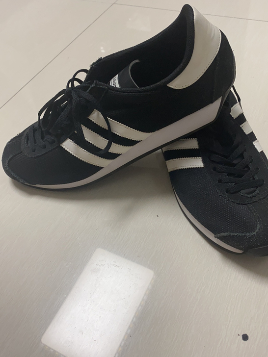 男43码阿迪运动鞋，买小了，穿了一次下了趟...