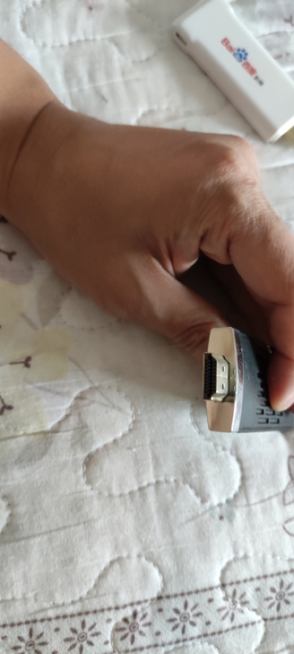 黑色的和百度影棒1代功能差不多。需要Usb...