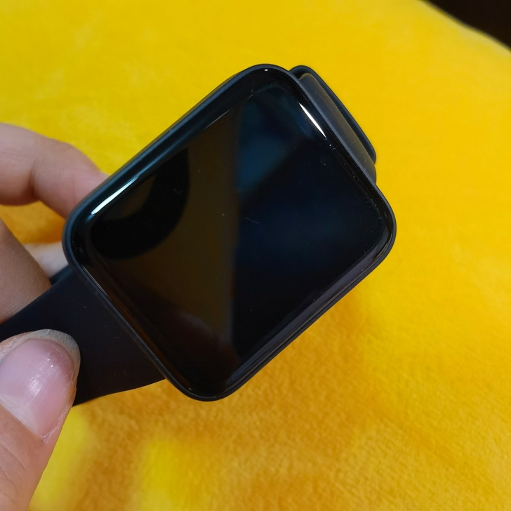 红米手表，有破损，无充电器，表面轻微划痕。...