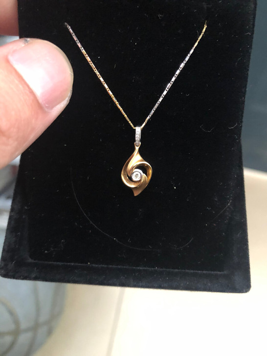 18k金吊坠，带主钻石，吊坠扣也是一圈小钻