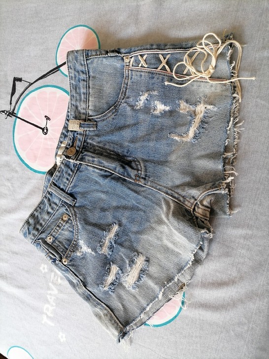 卡兰秀  牛仔短裤 几乎全新