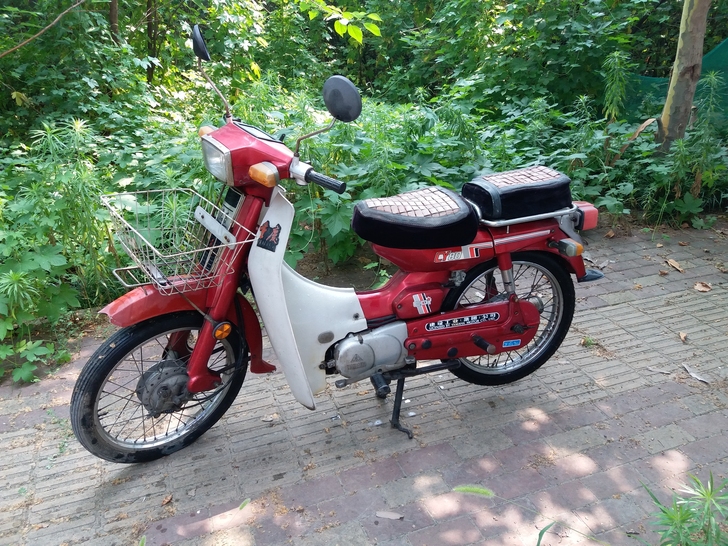 90年代重庆80摩托车以前开的很爱惜，有多...