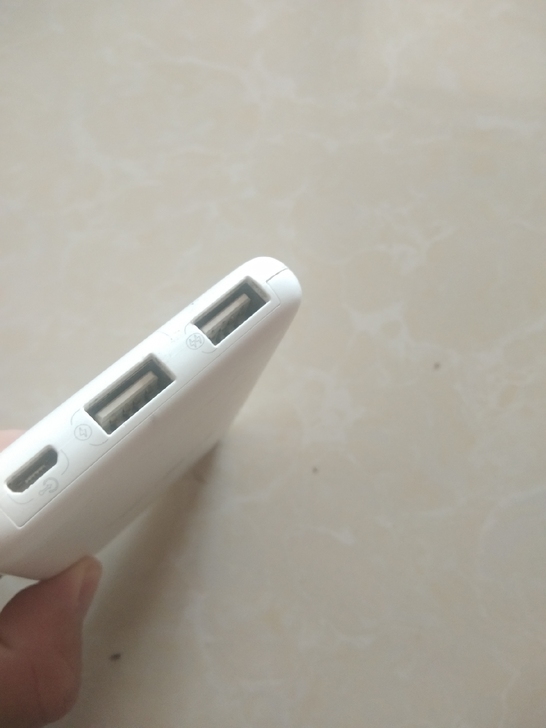 罗马仕5000和小米早期充电宝各一个