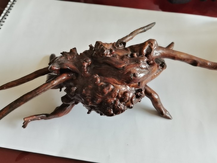 根雕螃蟹,摆着玩的,不懂什么木的,有一个腿...