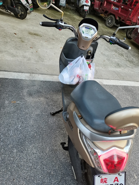 我自己的爱玛的电动车，60安电瓶，