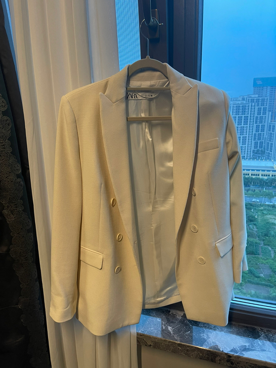 zara。白色西服。  小红书找的plmm...