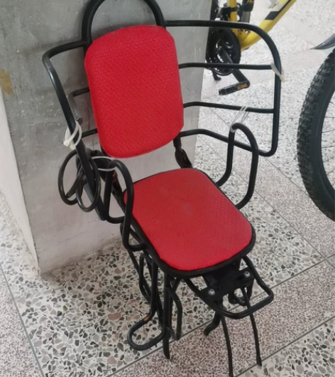 自行车儿童坐椅。用了两三次,蓝色坐垫完好,...