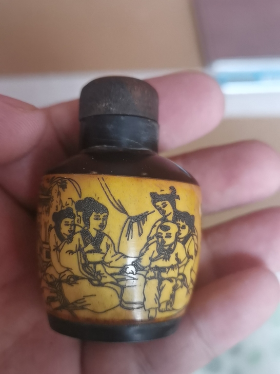民国时期老牛角鼻烟壶！满堂同乐！重67克