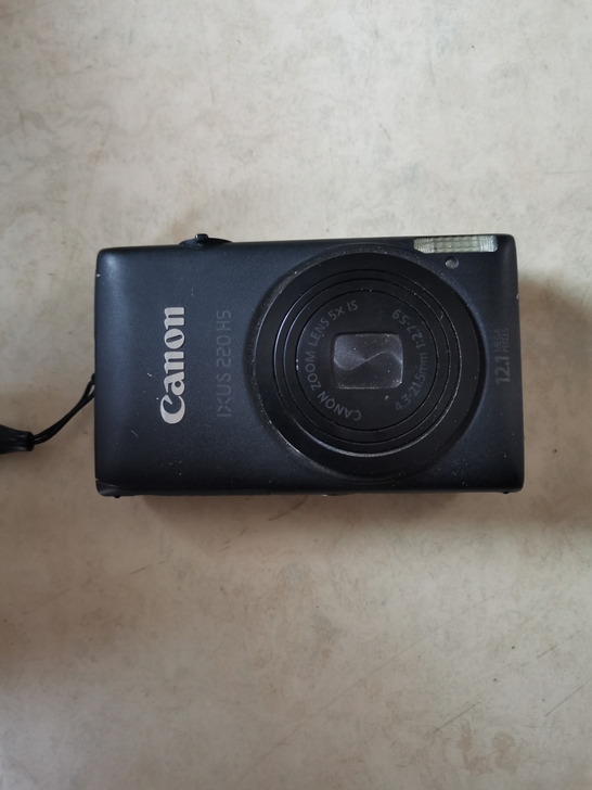 佳能相机，没怎么用，很新，没有毛病，有买的...