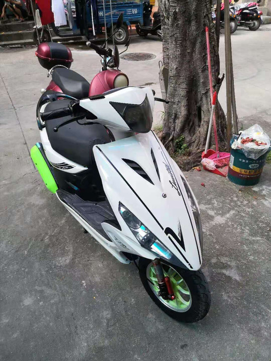 摩托车鬼火雅马哈跑车200C C九九新。