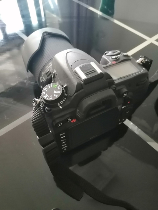 尼康D7000，买了没用过几次，不会用