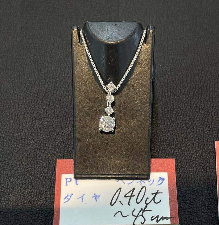 铂金镶嵌钻石项链，共计40分钻石，性价比很...