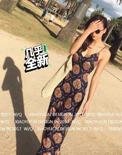 小性感度假风吊带裙，上身效果很好看背部也是...