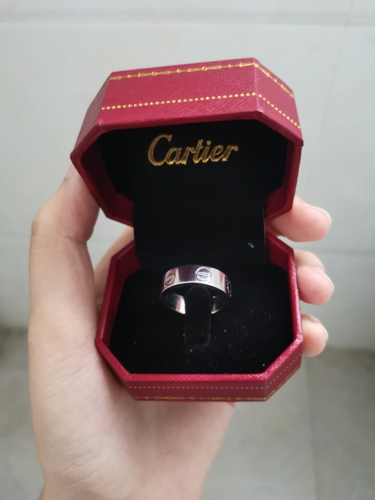 两个戒指，一个银色一个玫瑰金色，尺寸一样都...