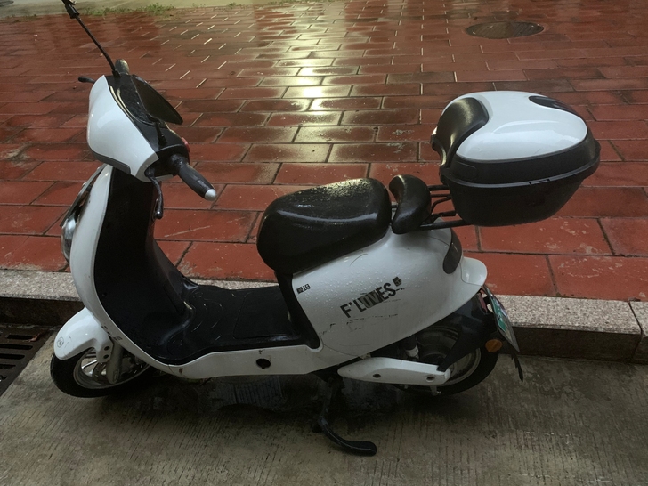 爱玛电动车 锂电池!直接拿回家充电很方便!
