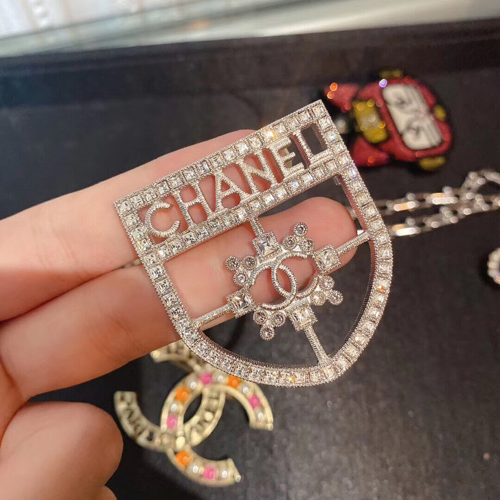 香奈儿chanel勋章银色盾牌镶嵌水晶钻石...