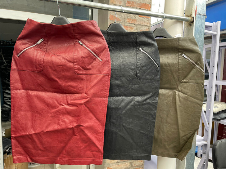 现有XS、S、M、L、全新带吊牌皮裙,具体...