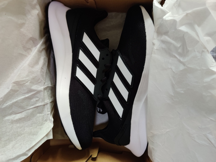 全新阿迪跑步运动休闲鞋，官网旗舰店购买，买...