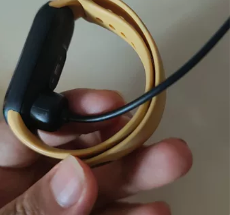自用的小米手环5  ，屏幕不知道怎么回事显...