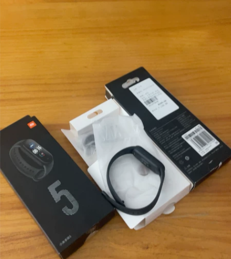 小米手环5/盒损全新正品。 唯品会入手,外...