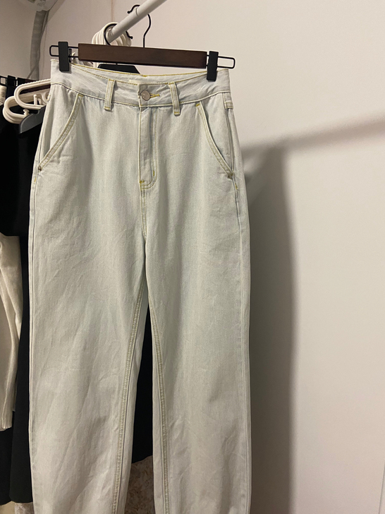 全新浅蓝直筒牛仔裤