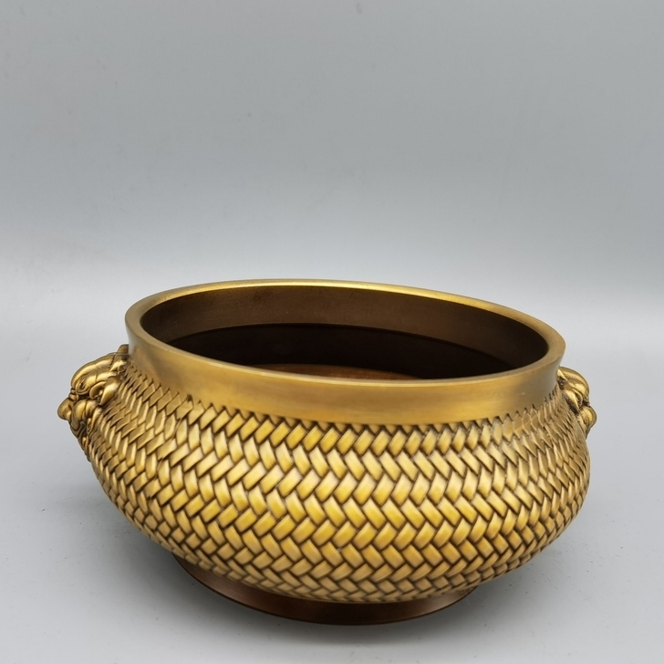 黄铜狮子香炉,形制端正;包浆温润,通体光素...