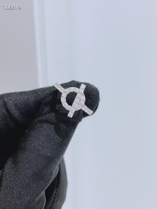 爱马仕 小Q钻石戒指专柜五万。全新盒子证书...