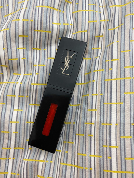 YSL唇釉413,图五为小红书试色,很好看...
