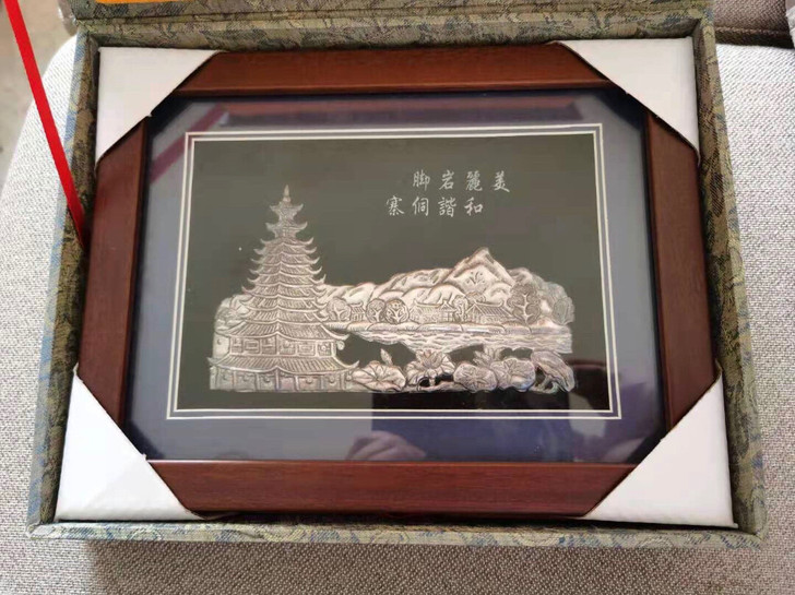 侗族工艺画，画尺寸26cm*20cm，外包...